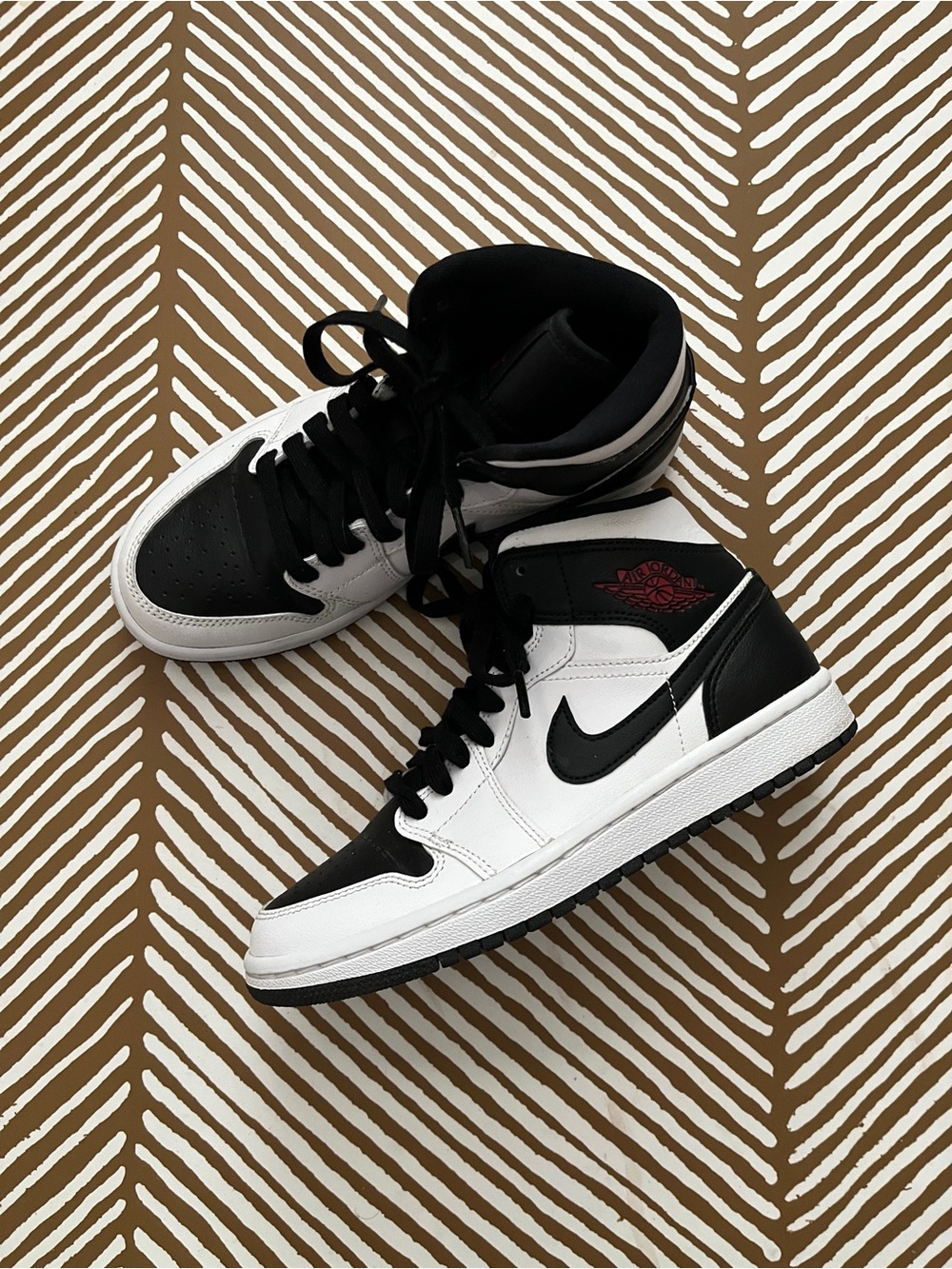 Nike Air Jordan 1 Women’s Mid Reverse Black Toes (women’s 6)